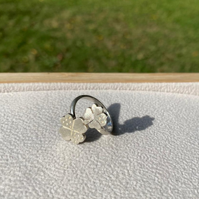 Anillo ajustable de plata trébol