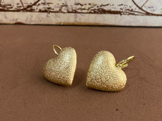 Aretes corazones satinados